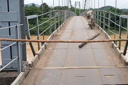 Nghệ An: Cấm người dân qua cầu treo 20 năm tuổi đang bị hư hỏng nặng