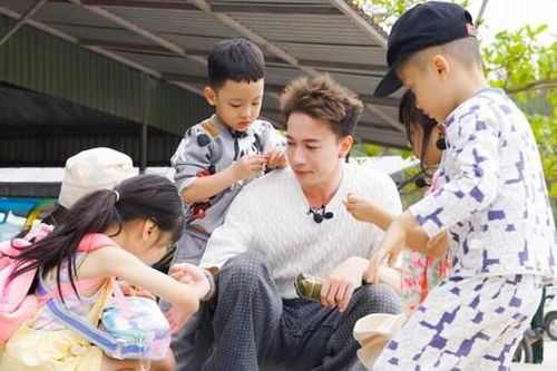 Ca sĩ S.T Sơn Thạch gây bất ngờ khi làm 'bố tập sự' của 5 đứa con