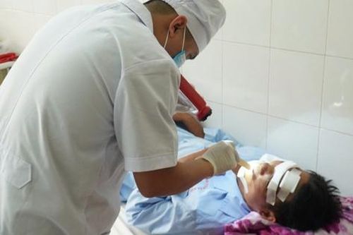 Đang đi trên đường, tài xế bị máy bay không người lái đâm bị thương