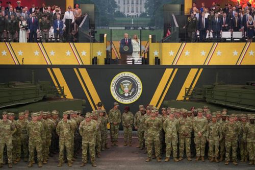 Ông Trump chủ trì duyệt binh thể hiện sức mạnh quân đội, cảnh báo địch thủ