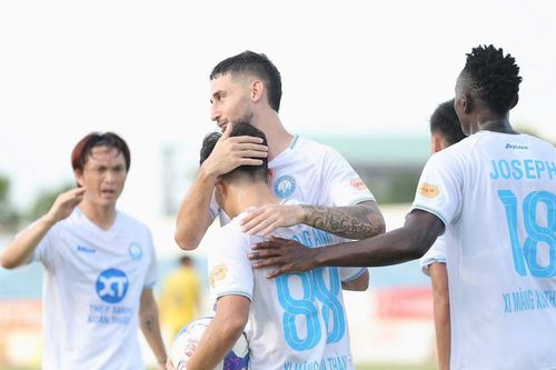 Tiền đạo thay Xuân Son tỏa sáng giúp Nam Định vô địch V.League
