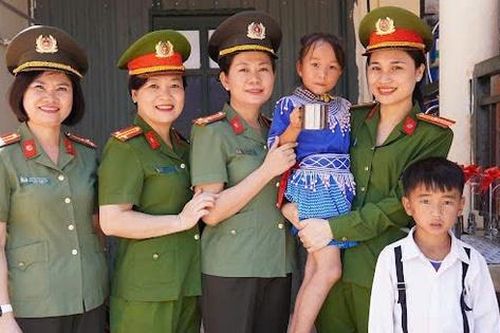 Mang nước sạch và lan tỏa bộ sách 'Gieo hạt cùng vĩ nhân' đến trẻ em dân tộc thiểu số ở Điện Biên