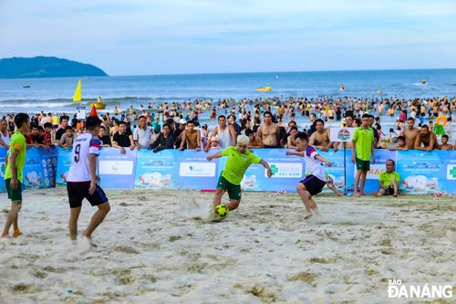 Tranh tài tại giải bóng đá bãi biển Hội Sự kiện Đà Nẵng mở rộng 2025