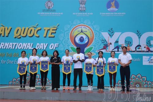 Hơn 200 học viên hưởng ứng Ngày Quốc tế Yoga