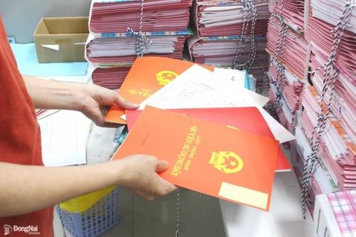 Từ ngày 1-7, UBND cấp xã cấp sổ đỏ cho người dân