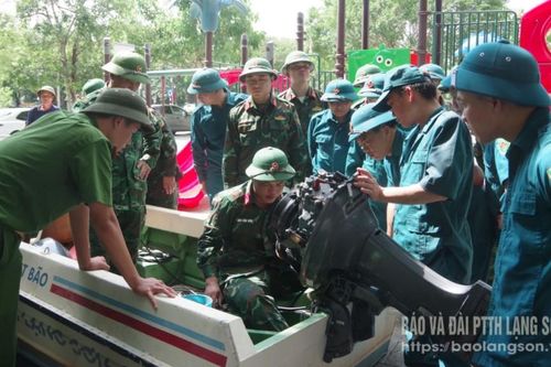 Bế mạc lớp tập huấn lái xuồng, tìm kiếm cứu nạn