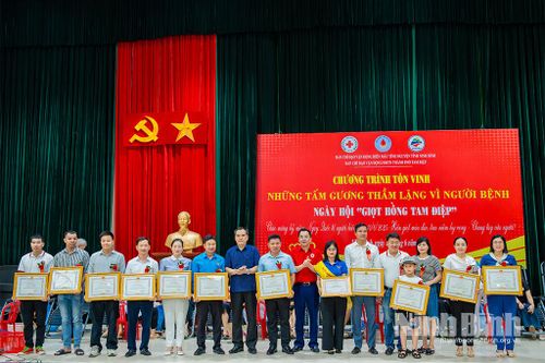 Tôn vinh 200 tấm gương thầm lặng vì người bệnh