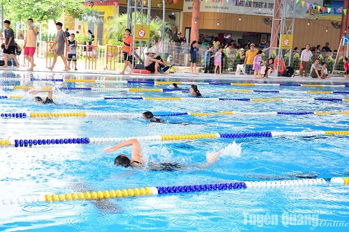 Trên 130 vận động viên tham giải Giải bơi thiếu niên