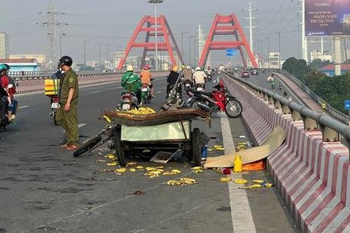 Tài xế xe lôi tử vong sau va chạm với xe tải ở TP Thủ Đức