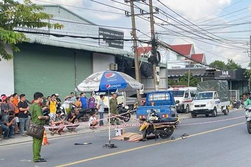 Bình Dương: Xe tải va chạm xe máy, 2 người thương vong