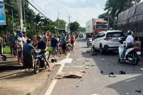 Va chạm giữa ô tô với xe máy, hai người thương vong
