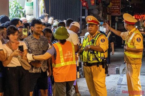 CSGT ngăn cà phê đường tàu, nhiều du khách 'uống trộm' trong buồng