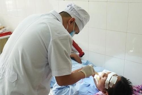 Đang đi trên đường, bị máy bay không người lái chém gãy xương mặt