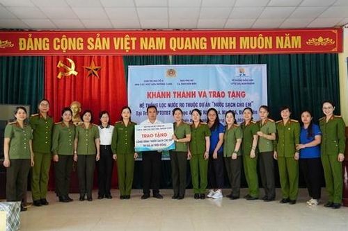 Hội phụ nữ Cụm thi đua số 6 tặng công trình nước sạch cho học sinh vùng cao