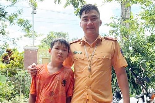 Thượng úy cảnh sát giao thông liều mình cứu bé trai giữa dòng nước lũ
