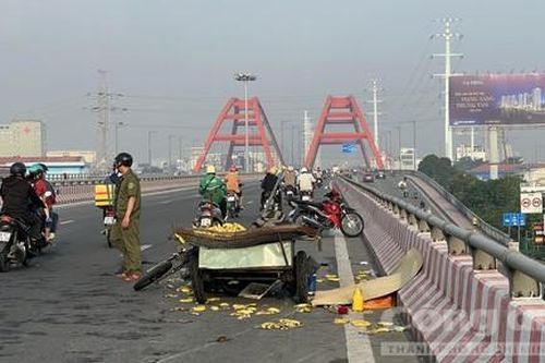 TPHCM: Xe tải va chạm xe lôi tự chế chở chuối bán dạo, một người tử vong