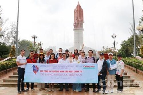 Ban Chuyên đề Công an TPHCM sinh hoạt chính trị tại Khu di tích Trung ương Cục miền Nam