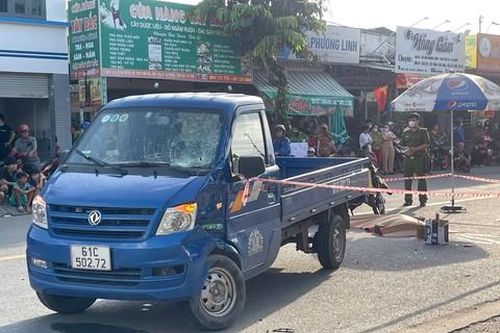 Bình Dương: Xe máy húc đầu xe tải, 2 người thương vong
