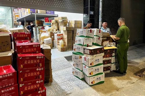 Công an Hà Nội phát hiện số lượng lớn bánh kẹo không rõ nguồn gốc ở La Phù