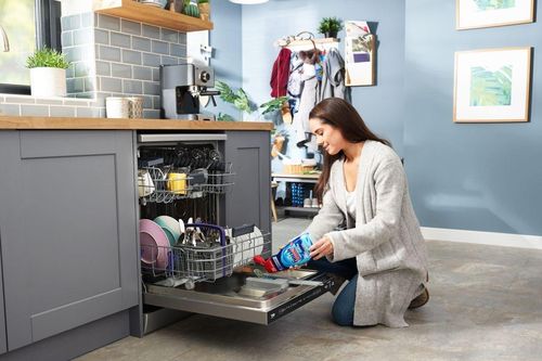 Dùng máy rửa bát có tốn điện, tốn nước so với rửa bằng tay?