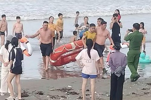 Công an xã liều mình cứu người giữa sóng dữ