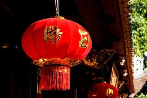 Những lợi ích không ngờ khi treo lồng đèn đỏ trước nhà