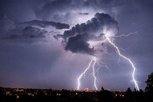 Người đàn ông bị sét đánh tử vong giữa cánh đồng