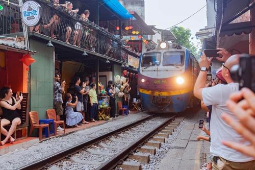 Kiên quyết xử lý vi phạm tại 'phố cà phê' đường tàu