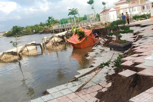 Sạt lở nghiệm trọng đe dọa an toàn di tích Miếu bà Thủy Long ở Cà Mau