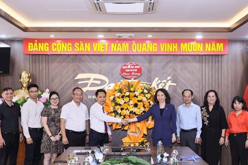Lãnh đạo thành phố Hà Nội thăm, chúc mừng Báo Đại Đoàn Kết