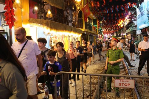 Sau đêm 'đuổi' hàng trăm khách Tây khỏi phố cà phê đường tàu