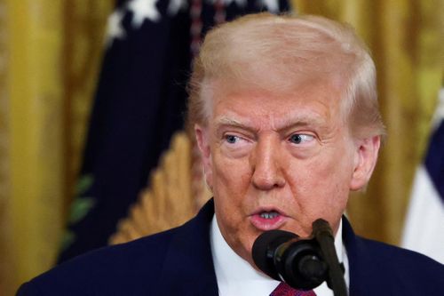 Ông Trump thu hơn 600 triệu USD từ tiền số, sân golf
