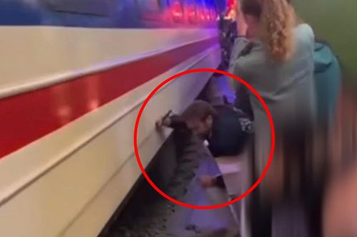 Xác minh vụ khách Tây suýt bị cán ở phố cà phê đường tàu Hà Nội