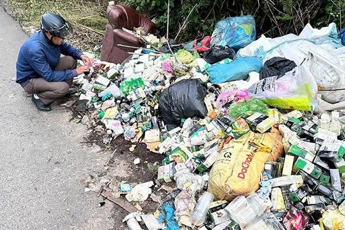 Hàng trăm lọ mỹ phẩm bị vứt bỏ bên đường ở Đà Lạt