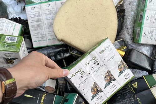 Mỹ phẩm bị vứt bỏ la liệt bên đường ở Đà Lạt