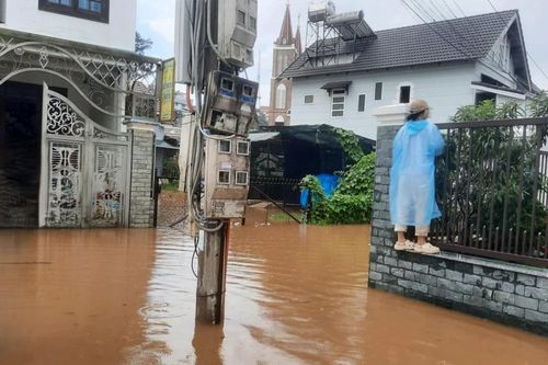 Đà Lạt mưa lớn kéo dài, nhiều tuyến phố bị ngập cục bộ