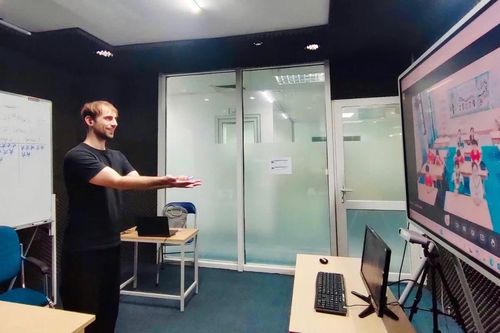 Đưa giáo viên bản ngữ và giáo trình chuẩn quốc tế tới từng lớp học