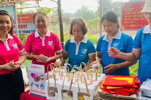 Lan tỏa trách nhiệm bảo vệ môi trường với dự án khởi nghiệp nến thơm