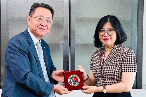 Tổng lãnh sự Việt Nam tại Busan Đoàn Phương Lan làm việc với Chủ tịch VESAMO