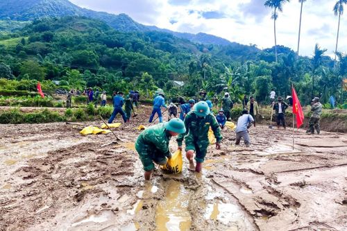 BĐBP thành phố Huế hỗ trợ người dân khắc phục hậu quả thiên tai