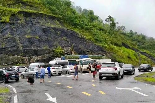 Mưa lớn gây sạt lở, ách tắc quốc lộ 12 qua Điện Biên