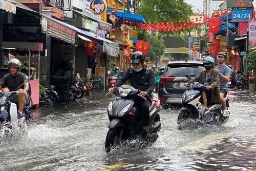 Người dân và du khách bì bõm lội nước ở 'phố Tây' Bùi Viện sau mưa lớn