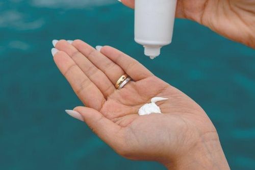 Gương mặt bị tàn phá bởi mỹ phẩm mua trên mạng, cô gái cầu cứu bác sĩ