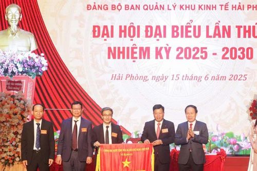 Ban quản lý Khu kinh tế Hải Phòng nhận Cờ thi đua của Chính Phủ