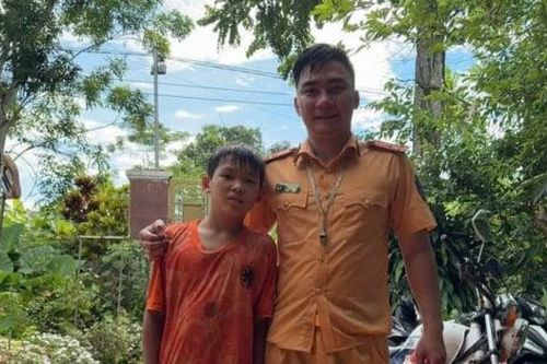 Thượng úy CSGT lao xuống dòng nước xiết cứu bé trai bị lũ cuốn