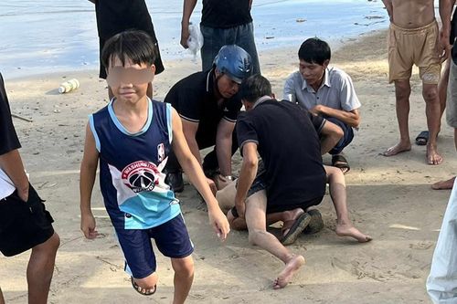 Kịp thời cứu sống 3 cháu nhỏ đuối nước ở vùng biển Vũng Chùa