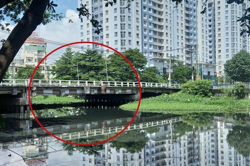 Một bé gái sơ sinh bị bỏ trong túi nylon rồi vứt xuống rạch Cầu Sơn