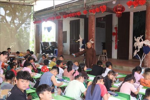 Mầm tri thức nảy nở từ lớp học chữ, rèn người miễn phí nơi cửa thiền