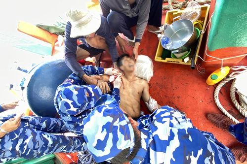 Tàu Cảnh sát biển kịp thời cấp cứu thuyền viên tàu cá gặp nạn trên biển