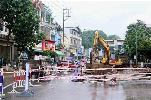 Mưa lớn gây ngập úng và tắc đường tại Sơn La, Lâm Đồng